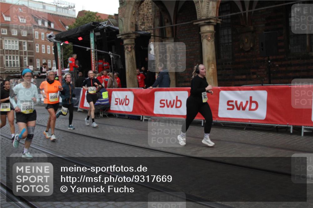 05.10.2025 - 20. swb-Marathon Bremen Yannick Fuchs http://msf.ph/oto/9317669 05.10.2025 11:08:49 Ziel 9191, 9274, 9276, 9589, 10051, 10567, 10939, 11479, 11590 meine-sportfotos.de