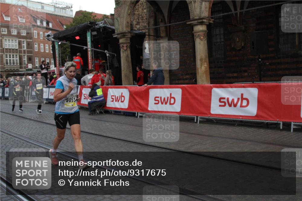 05.10.2025 - 20. swb-Marathon Bremen Yannick Fuchs http://msf.ph/oto/9317675 05.10.2025 11:08:56 Ziel 9184, 9721, 9853 meine-sportfotos.de