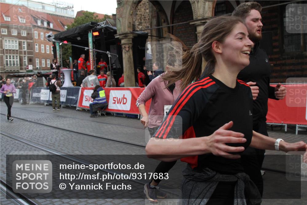 05.10.2025 - 20. swb-Marathon Bremen Yannick Fuchs http://msf.ph/oto/9317683 05.10.2025 11:09:04 Ziel 9466, 9774, 10031, 10087, 10458, 11126, 11142 meine-sportfotos.de