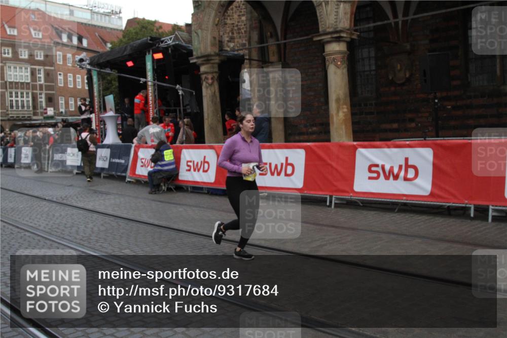 05.10.2025 - 20. swb-Marathon Bremen Yannick Fuchs http://msf.ph/oto/9317684 05.10.2025 11:09:07 Ziel 9632, 10458 meine-sportfotos.de