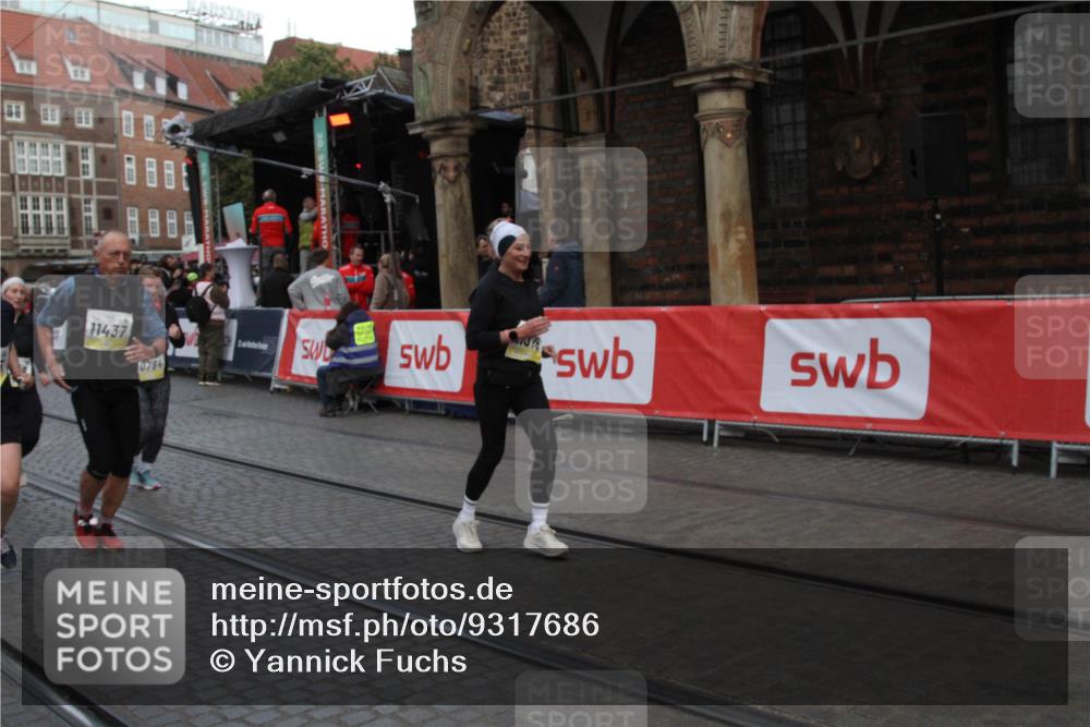 05.10.2025 - 20. swb-Marathon Bremen Yannick Fuchs http://msf.ph/oto/9317686 05.10.2025 11:09:15 Ziel 9798, 9815, 10315, 10784, 11379, 11437, 11674 meine-sportfotos.de