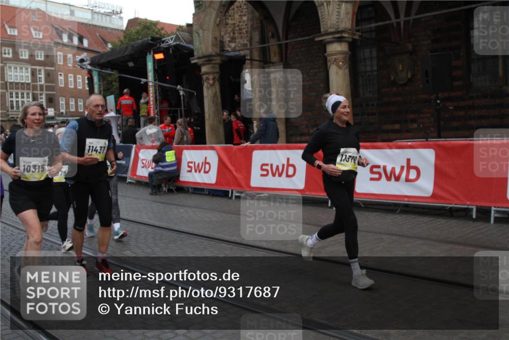 05.10.2025 - 20. swb-Marathon Bremen Yannick Fuchs http://msf.ph/oto/9317687 05.10.2025 11:09:16 Ziel 9798, 9815, 10315, 10784, 11379, 11437, 11674 meine-sportfotos.de