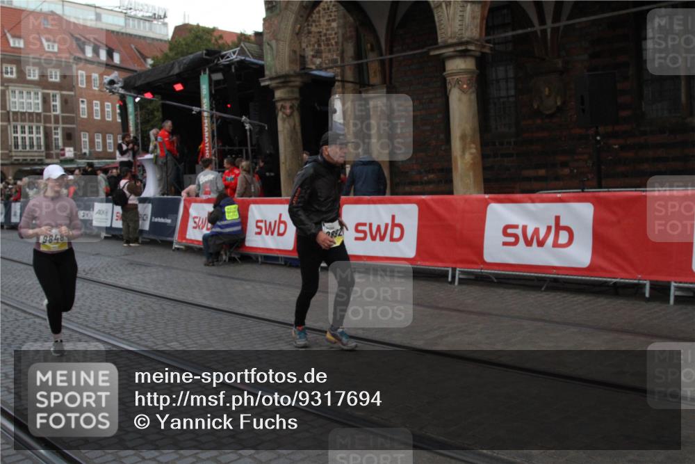 05.10.2025 - 20. swb-Marathon Bremen Yannick Fuchs http://msf.ph/oto/9317694 05.10.2025 11:09:26 Ziel 9848, 9892, 10214, 10295, 11037, 11218 meine-sportfotos.de
