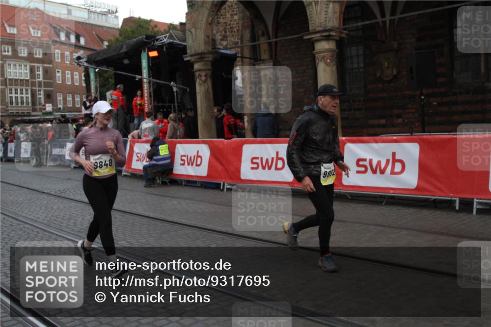 05.10.2025 - 20. swb-Marathon Bremen Yannick Fuchs http://msf.ph/oto/9317695 05.10.2025 11:09:27 Ziel 9493, 9649, 9848, 9892, 9945, 10214, 11037, 11218 meine-sportfotos.de