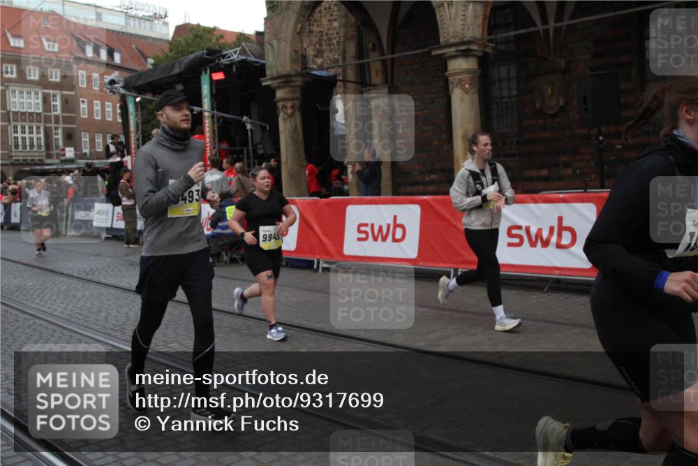 05.10.2025 - 20. swb-Marathon Bremen Yannick Fuchs http://msf.ph/oto/9317699 05.10.2025 11:09:32 Ziel 9002, 9493, 9649, 9945, 10074, 10214, 10865, 11037 meine-sportfotos.de