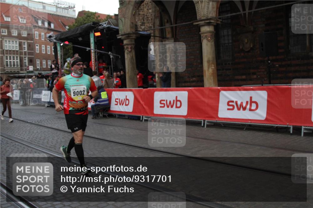 05.10.2025 - 20. swb-Marathon Bremen Yannick Fuchs http://msf.ph/oto/9317701 05.10.2025 11:09:34 Ziel 9002, 9185, 10074, 10419, 10865, 11447, 11614 meine-sportfotos.de