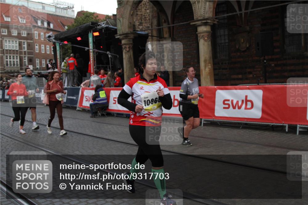 05.10.2025 - 20. swb-Marathon Bremen Yannick Fuchs http://msf.ph/oto/9317703 05.10.2025 11:09:36 Ziel 9002, 9185, 10074, 10417, 10419, 10865, 11447, 11526, 11614 meine-sportfotos.de