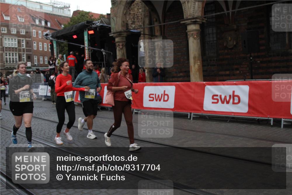 05.10.2025 - 20. swb-Marathon Bremen Yannick Fuchs http://msf.ph/oto/9317704 05.10.2025 11:09:37 Ziel 9185, 10074, 10417, 10419, 10865, 10943, 11447, 11526, 11614 meine-sportfotos.de