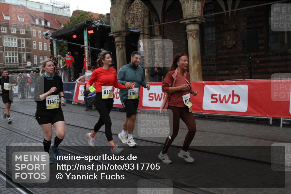 05.10.2025 - 20. swb-Marathon Bremen Yannick Fuchs http://msf.ph/oto/9317705 05.10.2025 11:09:38 Ziel 9185, 10417, 10419, 10943, 11447, 11526, 11614 meine-sportfotos.de