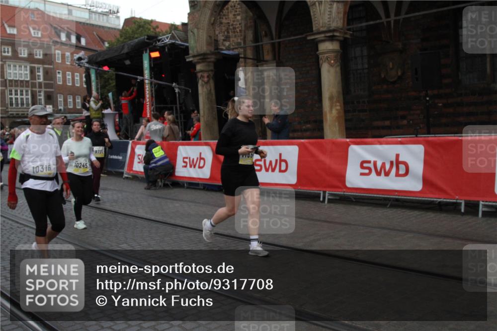 05.10.2025 - 20. swb-Marathon Bremen Yannick Fuchs http://msf.ph/oto/9317708 05.10.2025 11:09:45 Ziel 9001, 9538, 9731, 9732, 9887, 10245, 10316, 10672, 10881, 10886, 11407, 11654, 11655, 11664 meine-sportfotos.de