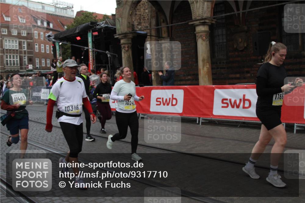 05.10.2025 - 20. swb-Marathon Bremen Yannick Fuchs http://msf.ph/oto/9317710 05.10.2025 11:09:46 Ziel 9001, 9538, 9731, 9732, 9887, 10245, 10316, 10412, 10672, 10881, 10886, 11407, 11654, 11655, 11664 meine-sportfotos.de
