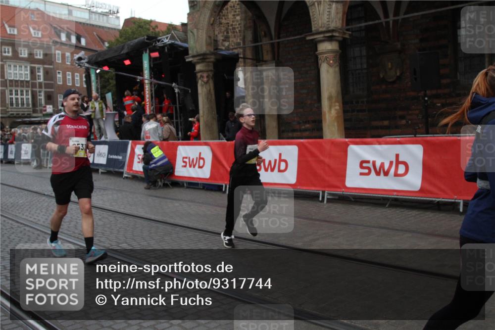 05.10.2025 - 20. swb-Marathon Bremen Yannick Fuchs http://msf.ph/oto/9317744 05.10.2025 11:10:25 Ziel 8533, 9734, 10189, 10280, 11388 meine-sportfotos.de