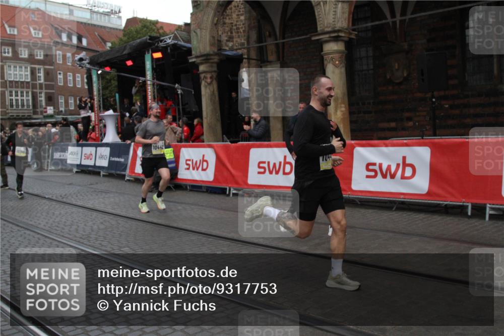 05.10.2025 - 20. swb-Marathon Bremen Yannick Fuchs http://msf.ph/oto/9317753 05.10.2025 11:10:38 Ziel 10146, 10440, 10441, 10442, 10980, 11240, 11342 meine-sportfotos.de