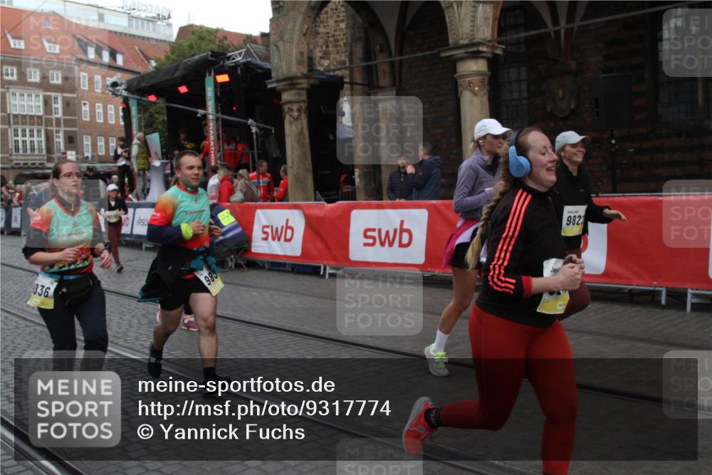 05.10.2025 - 20. swb-Marathon Bremen Yannick Fuchs http://msf.ph/oto/9317774 05.10.2025 11:11:17 Ziel 9245, 9264, 9273, 9822, 9823, 9836, 9837, 10183, 10614, 11158, 11578, 11580 meine-sportfotos.de