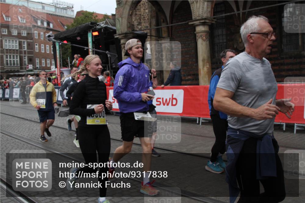05.10.2025 - 20. swb-Marathon Bremen Yannick Fuchs http://msf.ph/oto/9317838 05.10.2025 11:14:04 Ziel 9012, 9342, 9631, 9667, 10000, 10036, 10512, 10721, 11541, 11548 meine-sportfotos.de