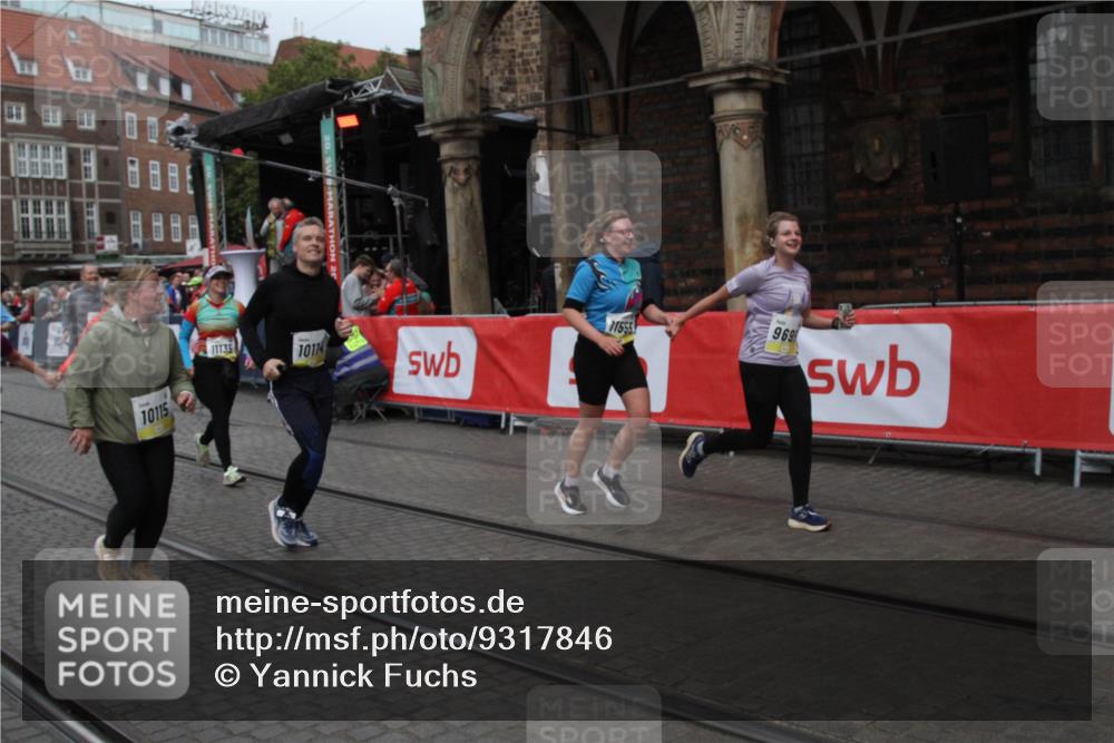 05.10.2025 - 20. swb-Marathon Bremen Yannick Fuchs http://msf.ph/oto/9317846 05.10.2025 11:14:22 Ziel 9695, 9724, 9818, 9819, 10114, 10115, 10201, 10832, 11135, 11539, 11555 meine-sportfotos.de