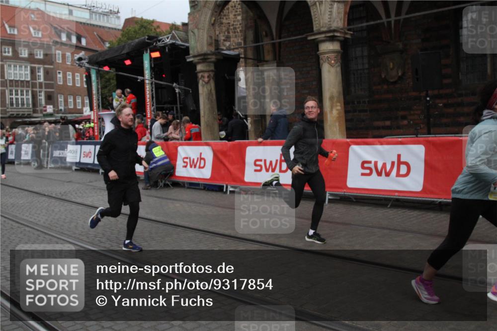 05.10.2025 - 20. swb-Marathon Bremen Yannick Fuchs http://msf.ph/oto/9317854 05.10.2025 11:14:37 Ziel 10292, 10722, 11072, 11139, 11473 meine-sportfotos.de