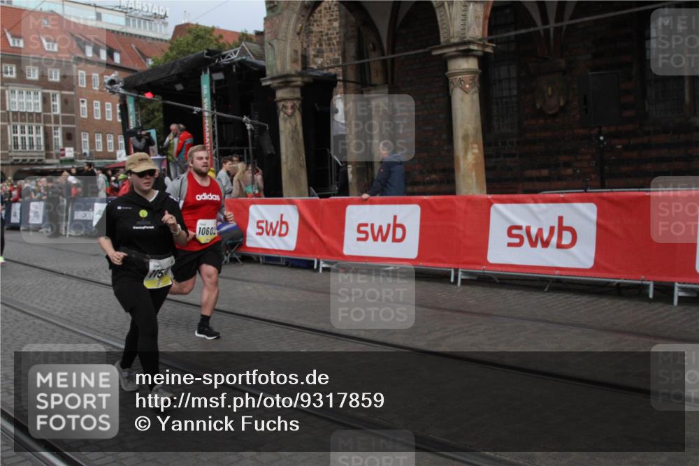 05.10.2025 - 20. swb-Marathon Bremen Yannick Fuchs http://msf.ph/oto/9317859 05.10.2025 11:14:53 Ziel 9303, 10602, 11448, 11557 meine-sportfotos.de