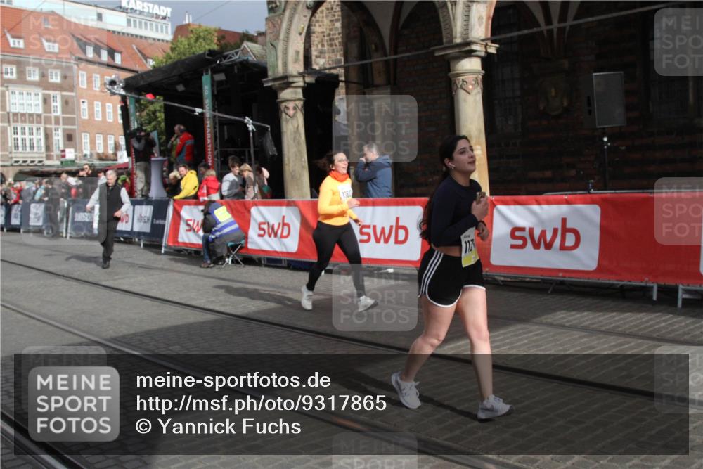 05.10.2025 - 20. swb-Marathon Bremen Yannick Fuchs http://msf.ph/oto/9317865 05.10.2025 11:15:02 Ziel 10496, 11345, 11607 meine-sportfotos.de