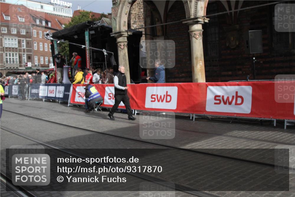 05.10.2025 - 20. swb-Marathon Bremen Yannick Fuchs http://msf.ph/oto/9317870 05.10.2025 11:15:05 Ziel 10496, 11107 meine-sportfotos.de