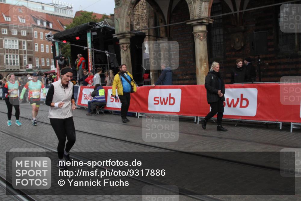 05.10.2025 - 20. swb-Marathon Bremen Yannick Fuchs http://msf.ph/oto/9317886 05.10.2025 11:15:35 Ziel 8844, 11112, 11113 meine-sportfotos.de