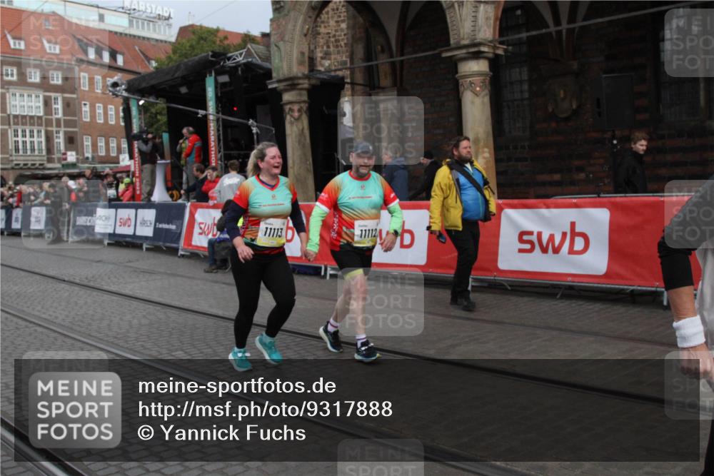 05.10.2025 - 20. swb-Marathon Bremen Yannick Fuchs http://msf.ph/oto/9317888 05.10.2025 11:15:37 Ziel 8844, 11112, 11113 meine-sportfotos.de