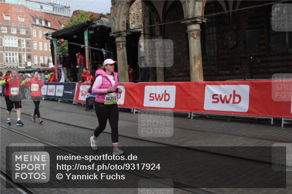 05.10.2025 - 20. swb-Marathon Bremen Yannick Fuchs http://msf.ph/oto/9317924 05.10.2025 11:16:03 Ziel 8476, 10355, 10831, 10846, 11375 meine-sportfotos.de
