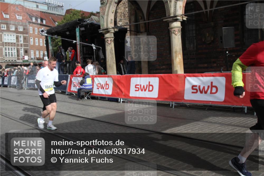 05.10.2025 - 20. swb-Marathon Bremen Yannick Fuchs http://msf.ph/oto/9317934 05.10.2025 11:16:06 Ziel 8476, 10831, 10846, 11375 meine-sportfotos.de
