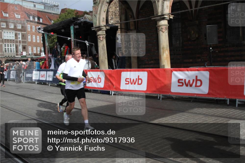 05.10.2025 - 20. swb-Marathon Bremen Yannick Fuchs http://msf.ph/oto/9317936 05.10.2025 11:16:07 Ziel 10831, 10846 meine-sportfotos.de