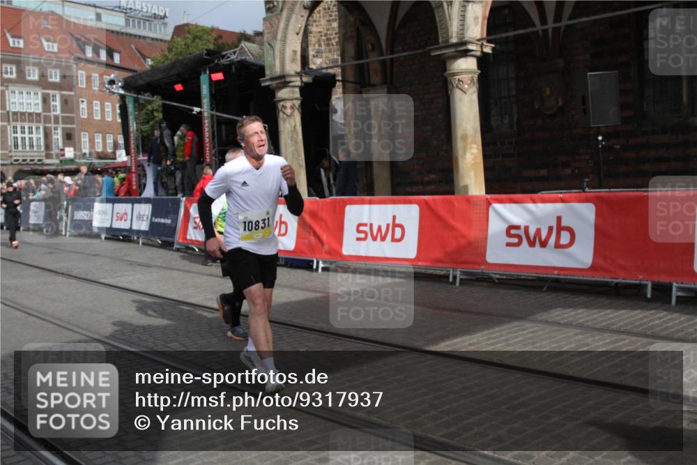 05.10.2025 - 20. swb-Marathon Bremen Yannick Fuchs http://msf.ph/oto/9317937 05.10.2025 11:16:07 Ziel 10831, 10846 meine-sportfotos.de