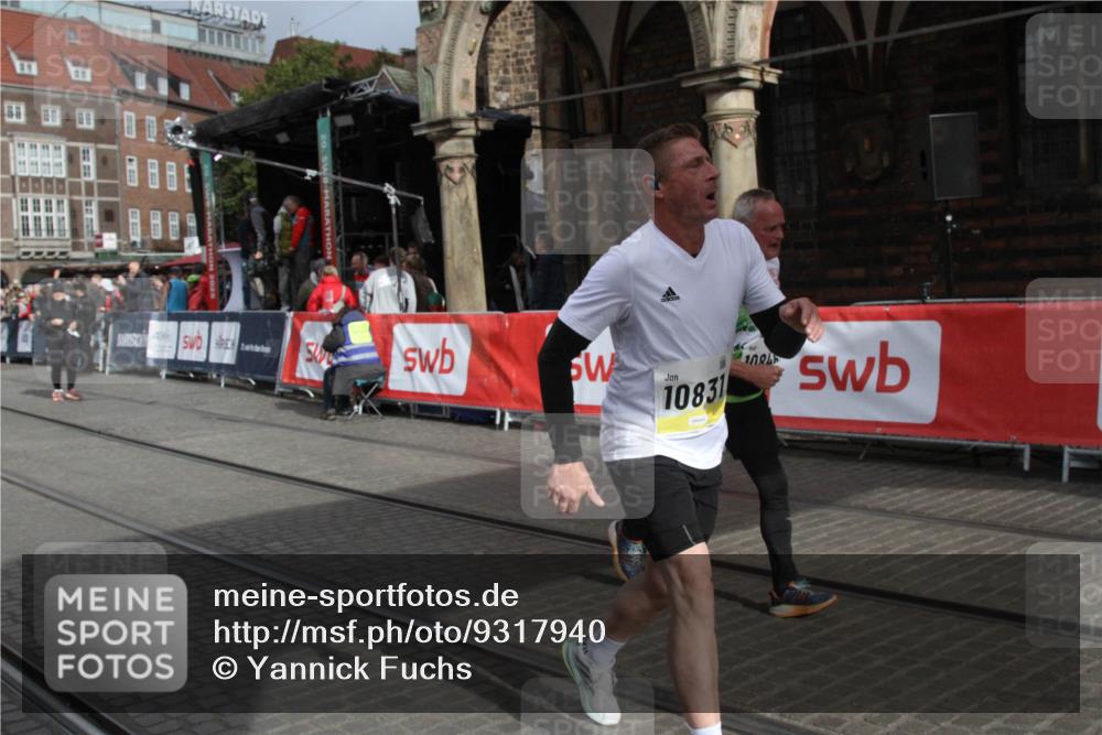 05.10.2025 - 20. swb-Marathon Bremen Yannick Fuchs http://msf.ph/oto/9317940 05.10.2025 11:16:08 Ziel 7109, 10220, 10831, 10846, 11331 meine-sportfotos.de