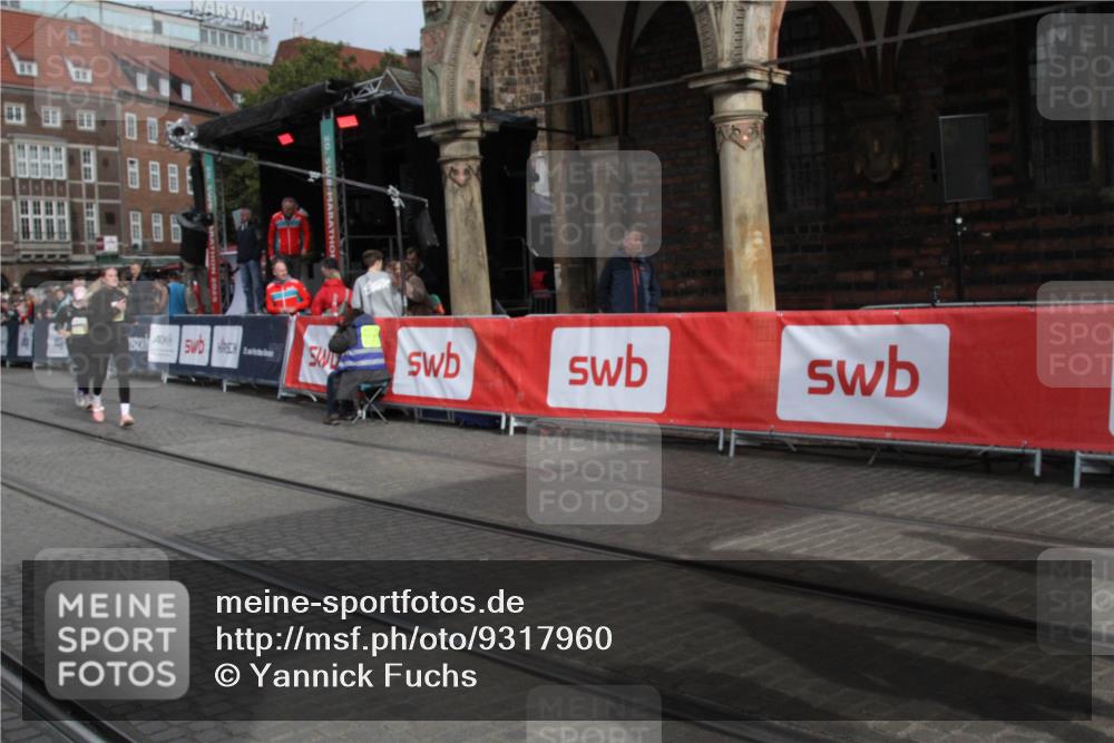 05.10.2025 - 20. swb-Marathon Bremen Yannick Fuchs http://msf.ph/oto/9317960 05.10.2025 11:16:15 Ziel 9640, 9679, 10339, 10340, 10564, 10635, 11378 meine-sportfotos.de