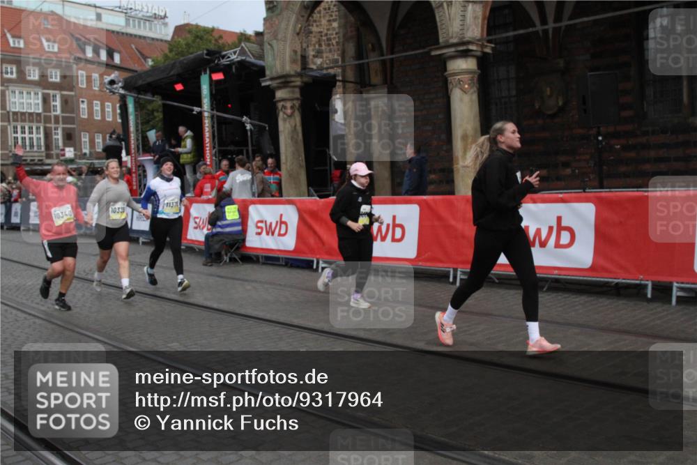 05.10.2025 - 20. swb-Marathon Bremen Yannick Fuchs http://msf.ph/oto/9317964 05.10.2025 11:16:18 Ziel 7110, 9679, 10339, 10340, 10564, 11247, 11378 meine-sportfotos.de