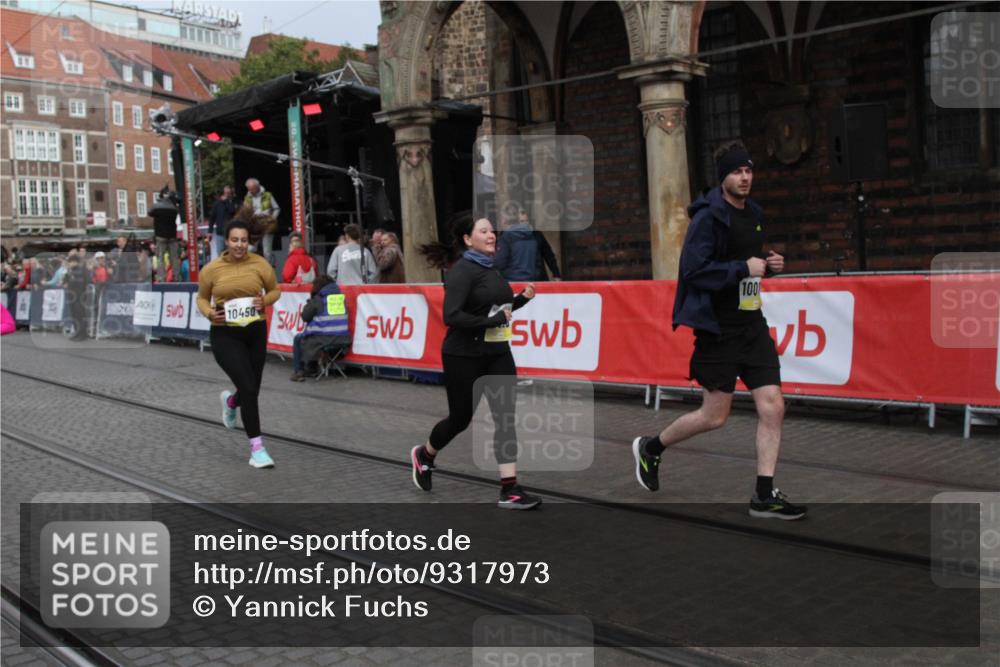 05.10.2025 - 20. swb-Marathon Bremen Yannick Fuchs http://msf.ph/oto/9317973 05.10.2025 11:16:29 Ziel 10023, 10083, 10379, 10450, 11029, 11358, 11404 meine-sportfotos.de