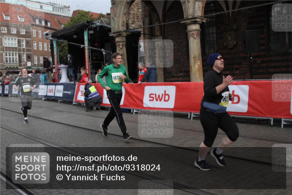 05.10.2025 - 20. swb-Marathon Bremen Yannick Fuchs http://msf.ph/oto/9318024 05.10.2025 11:17:01 Ziel 9698, 9838, 10728, 10736, 10752 meine-sportfotos.de
