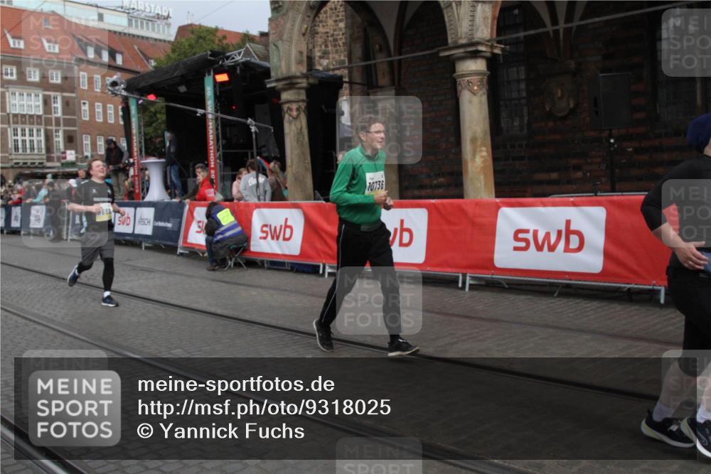 05.10.2025 - 20. swb-Marathon Bremen Yannick Fuchs http://msf.ph/oto/9318025 05.10.2025 11:17:01 Ziel 9698, 9838, 10728, 10736, 10752 meine-sportfotos.de