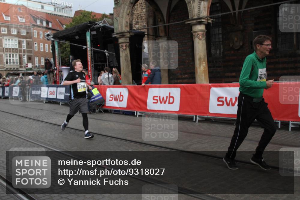 05.10.2025 - 20. swb-Marathon Bremen Yannick Fuchs http://msf.ph/oto/9318027 05.10.2025 11:17:02 Ziel 9698, 10728, 10736, 10752 meine-sportfotos.de