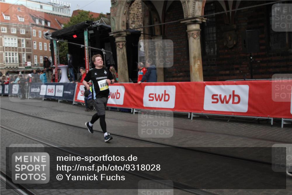 05.10.2025 - 20. swb-Marathon Bremen Yannick Fuchs http://msf.ph/oto/9318028 05.10.2025 11:17:02 Ziel 9698, 10728, 10736, 10752 meine-sportfotos.de