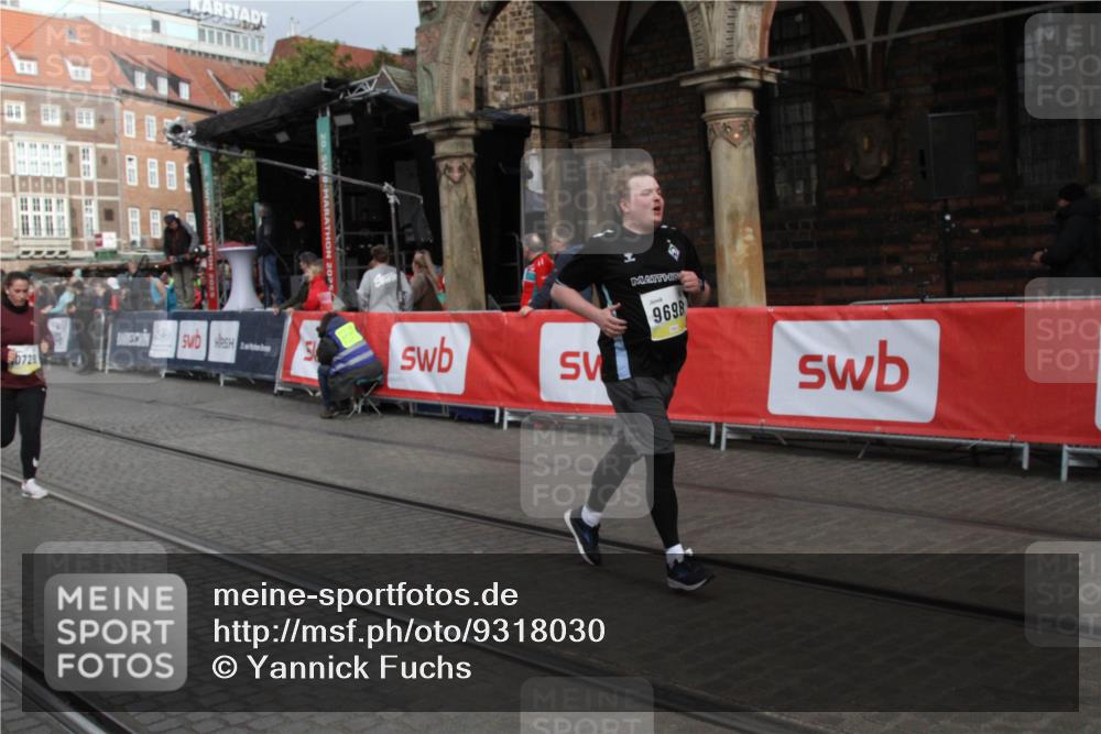 05.10.2025 - 20. swb-Marathon Bremen Yannick Fuchs http://msf.ph/oto/9318030 05.10.2025 11:17:03 Ziel 9698, 10728, 10752 meine-sportfotos.de