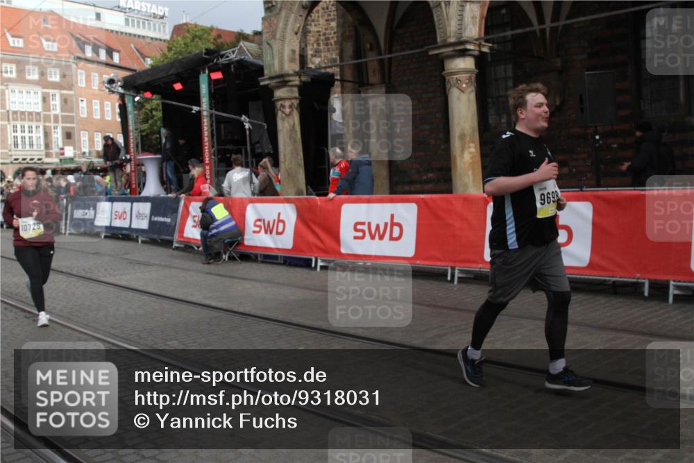 05.10.2025 - 20. swb-Marathon Bremen Yannick Fuchs http://msf.ph/oto/9318031 05.10.2025 11:17:03 Ziel 9698, 10728, 10752 meine-sportfotos.de