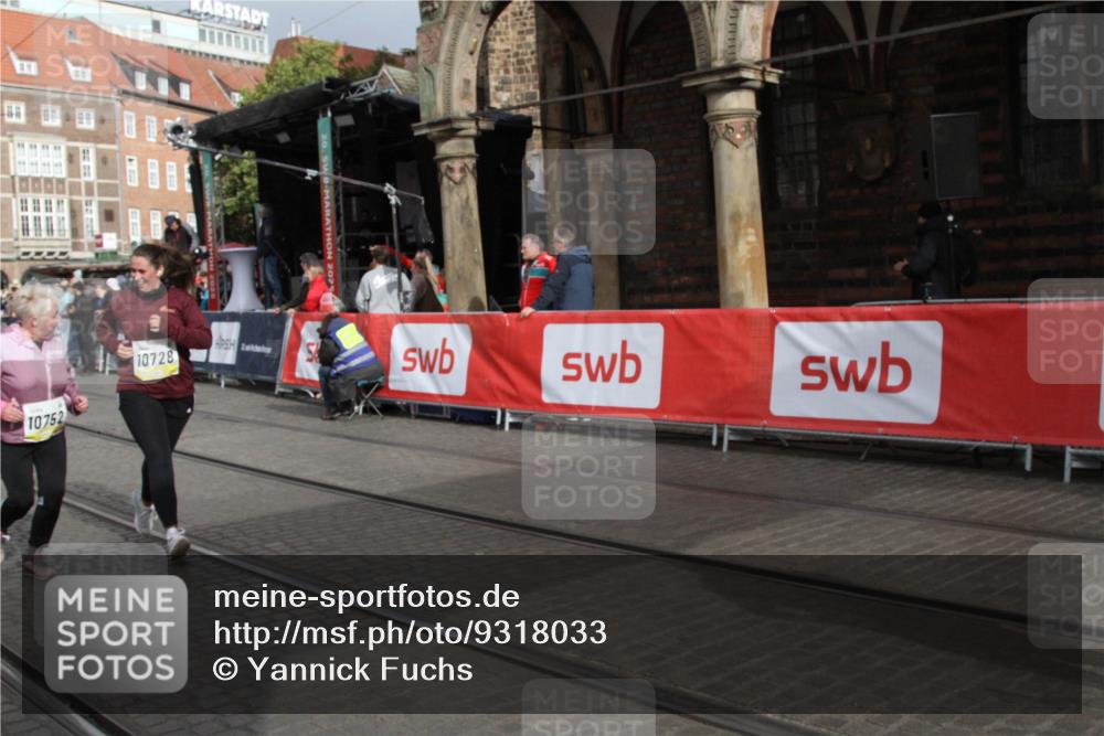 05.10.2025 - 20. swb-Marathon Bremen Yannick Fuchs http://msf.ph/oto/9318033 05.10.2025 11:17:04 Ziel 10728, 10752 meine-sportfotos.de