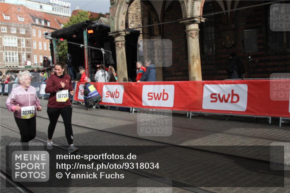 05.10.2025 - 20. swb-Marathon Bremen Yannick Fuchs http://msf.ph/oto/9318034 05.10.2025 11:17:04 Ziel 10728, 10752 meine-sportfotos.de