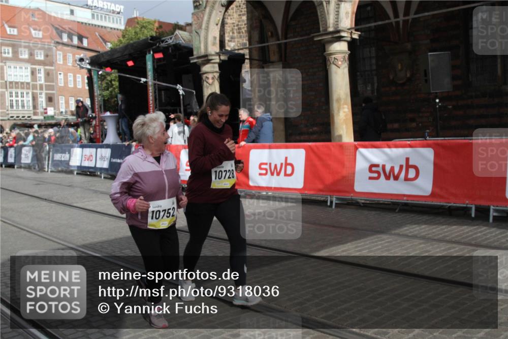 05.10.2025 - 20. swb-Marathon Bremen Yannick Fuchs http://msf.ph/oto/9318036 05.10.2025 11:17:05 Ziel 10728, 10752 meine-sportfotos.de