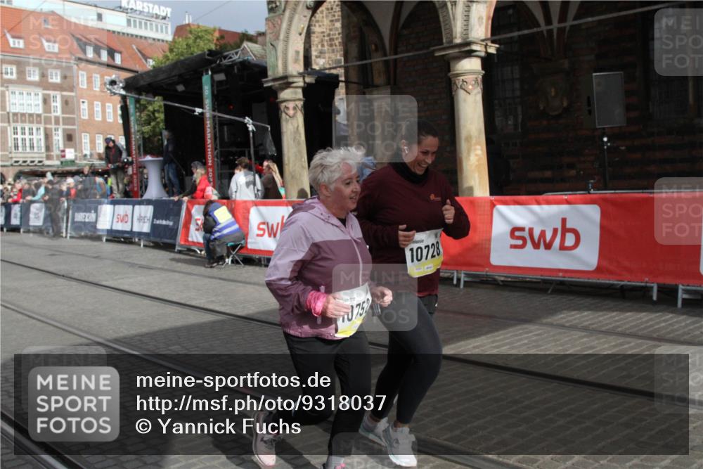 05.10.2025 - 20. swb-Marathon Bremen Yannick Fuchs http://msf.ph/oto/9318037 05.10.2025 11:17:05 Ziel 10728, 10752 meine-sportfotos.de