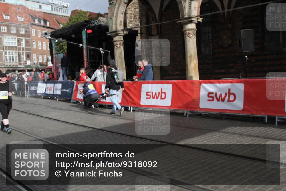 05.10.2025 - 20. swb-Marathon Bremen Yannick Fuchs http://msf.ph/oto/9318092 05.10.2025 11:17:24 Ziel 11008 meine-sportfotos.de