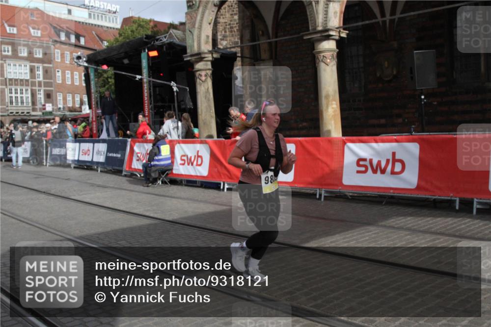 05.10.2025 - 20. swb-Marathon Bremen Yannick Fuchs http://msf.ph/oto/9318121 05.10.2025 11:17:33 Ziel 9805 meine-sportfotos.de