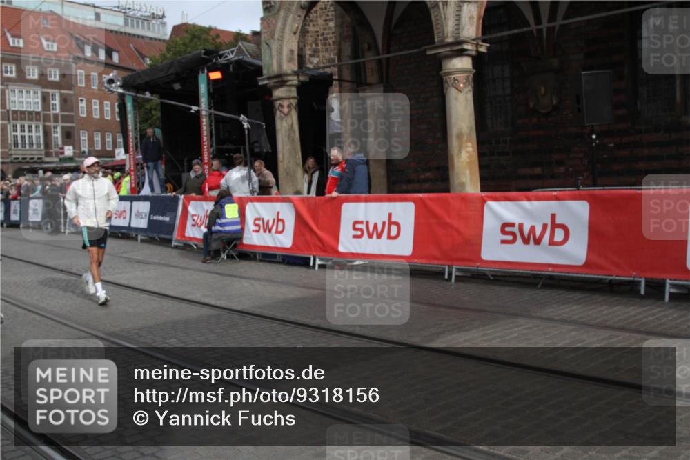 05.10.2025 - 20. swb-Marathon Bremen Yannick Fuchs http://msf.ph/oto/9318156 05.10.2025 11:17:45 Ziel 9869, 10312, 10465 meine-sportfotos.de
