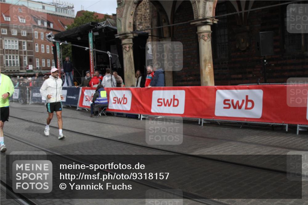 05.10.2025 - 20. swb-Marathon Bremen Yannick Fuchs http://msf.ph/oto/9318157 05.10.2025 11:17:45 Ziel 9869, 10312, 10465 meine-sportfotos.de
