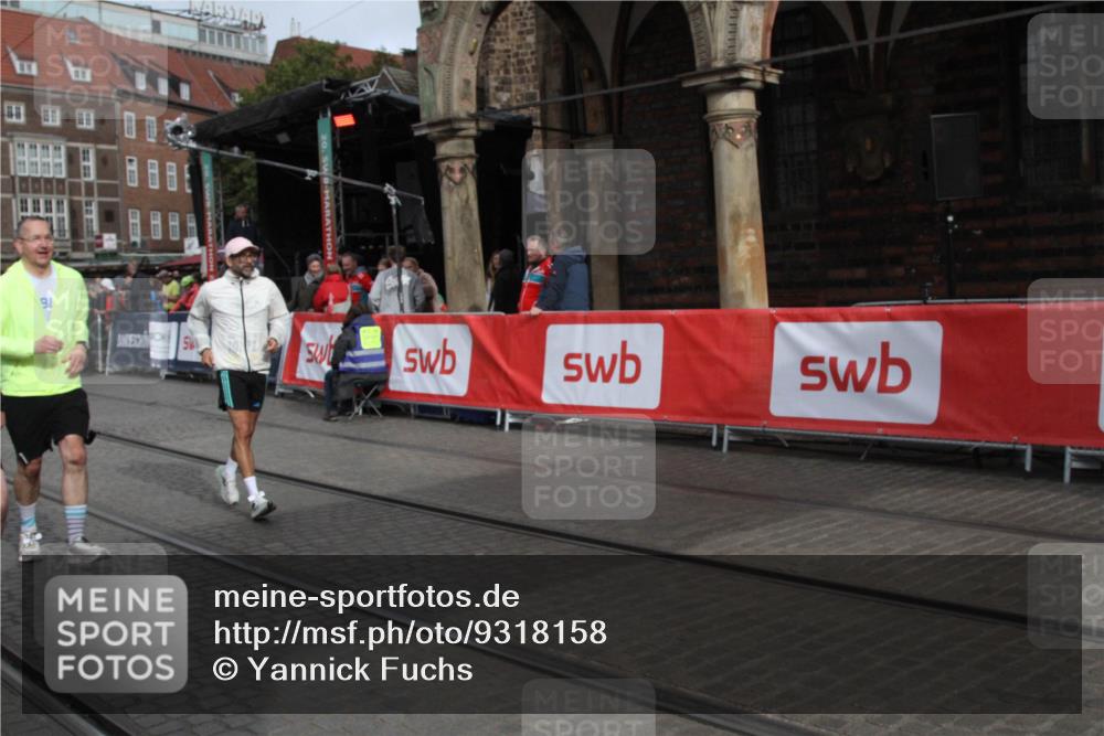 05.10.2025 - 20. swb-Marathon Bremen Yannick Fuchs http://msf.ph/oto/9318158 05.10.2025 11:17:46 Ziel 9869, 10312, 10465 meine-sportfotos.de