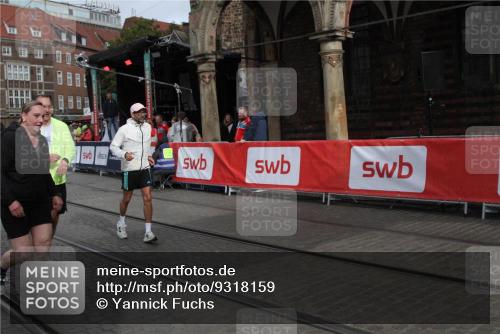 05.10.2025 - 20. swb-Marathon Bremen Yannick Fuchs http://msf.ph/oto/9318159 05.10.2025 11:17:46 Ziel 9869, 10312, 10465 meine-sportfotos.de